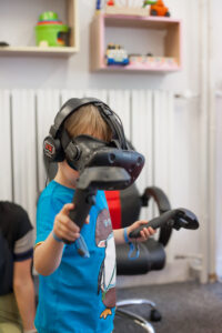Read more about the article Wirtualna rzeczywistość – relacja z&nbsp;impezy w&nbsp;Kredkafe – wynajem gogli vr na&nbsp;urodziny