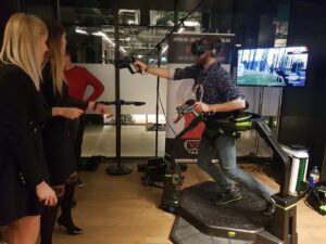 Read more about the article Realizacja – platforma ruchowa VR Virtuix Omni i&nbsp;gogle VR – otwarcie Mindspace w&nbsp;Hali Koszyki