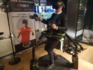 Read more about the article Platforma Virtuix Omni wynajem, symulator lotu wynajem
