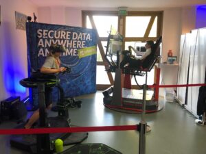 Read more about the article Realizacja: Virtuix Omni i&nbsp;symulator rajdowy – wynajem na&nbsp;konferencję