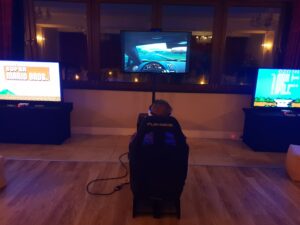 Read more about the article Realizacja: konsole retro na&nbsp;wynajem i&nbsp;symulator samochodowy vr