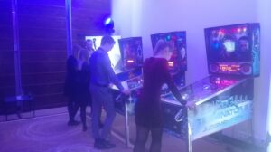 Read more about the article Realizacja: retro automaty arcade, pinball, flippery wynajem na&nbsp;imprezę