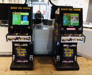 Read more about the article Atrakcje oldschool: automaty arcade, flippery, konsole retro do&nbsp;wynajęcia