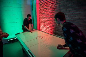 Read more about the article Klasyczne atrakcje retro: piłkarzyki, cymbergaj, dart na&nbsp;wynajem