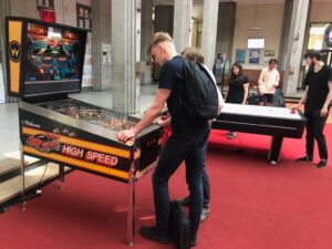 Read more about the article Atrakcje retro: automaty arcade, flippery, konsole do&nbsp;wynajęcia
