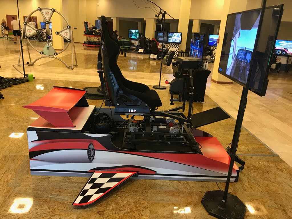 Symulator lotu VR na podnośnikach w strefie eventowej
