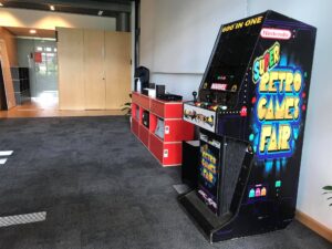 Read more about the article Retro automaty arcade z&nbsp;grami – wynajem