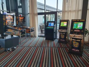 Read more about the article Flipper, automat arcade wynajem na&nbsp;event retro