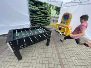 Read more about the article Atrakcje piknikowe – siłomierz kopacz, refleksomierz, gogle VR