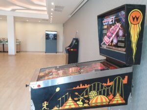 Read more about the article Rzutki, flipper, automat arcade na&nbsp;imprezę firmową