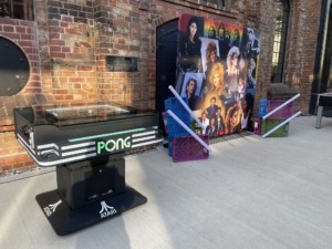 Atari pong na wynajem. Atrakcje w stylu lat 90 na wynajem. Automat do gry do wynajęcia